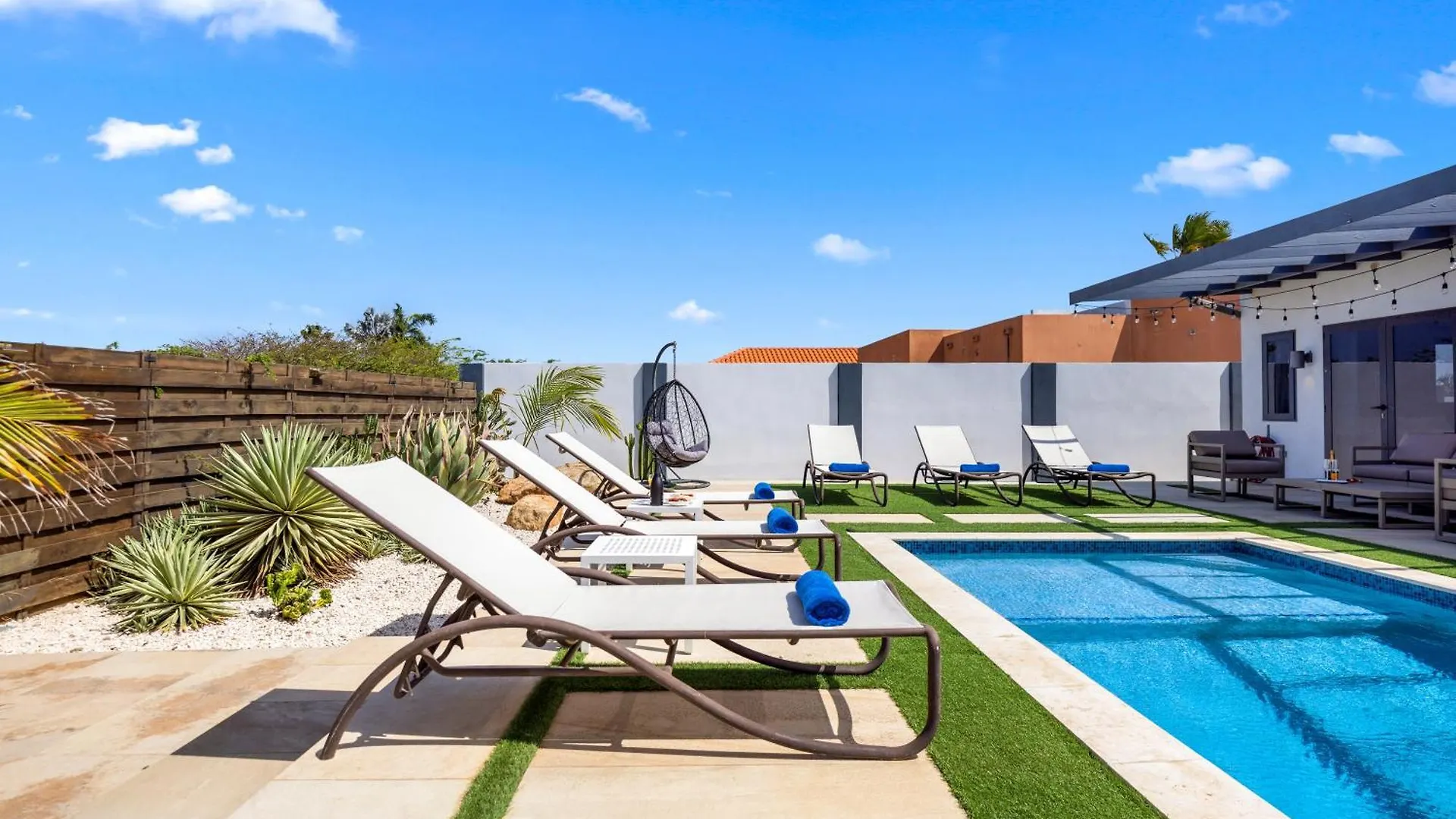 3Br - 1 Min To Beach, Pool, Bbq, Prime Location Palm Beach Aruba