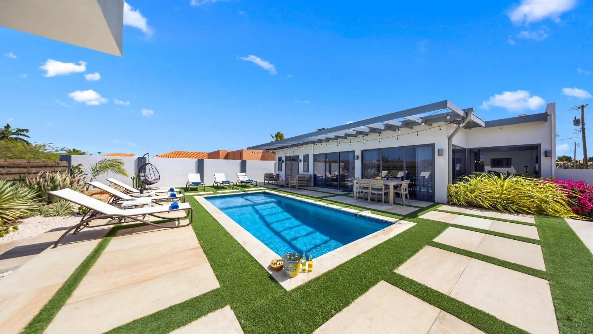 Villa 3Br - 1 Min To Beach, Pool, Bbq, Prime Location Palm Beach