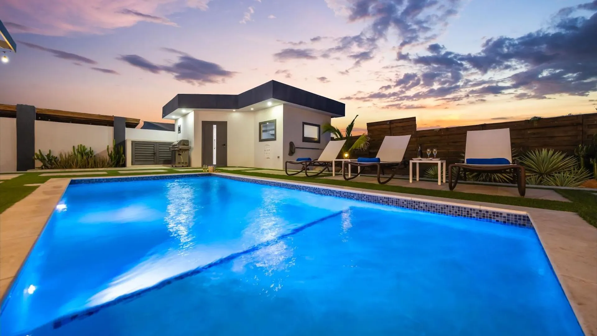 3Br - 1 Min To Beach, Pool, Bbq, Prime Location パームビーチ ヴィラ